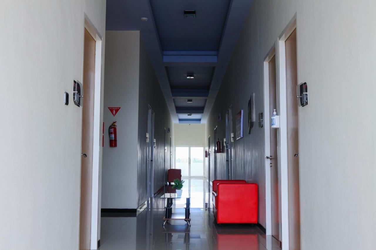 D'Shario Hotel Kepanjen Malang Exteriör bild