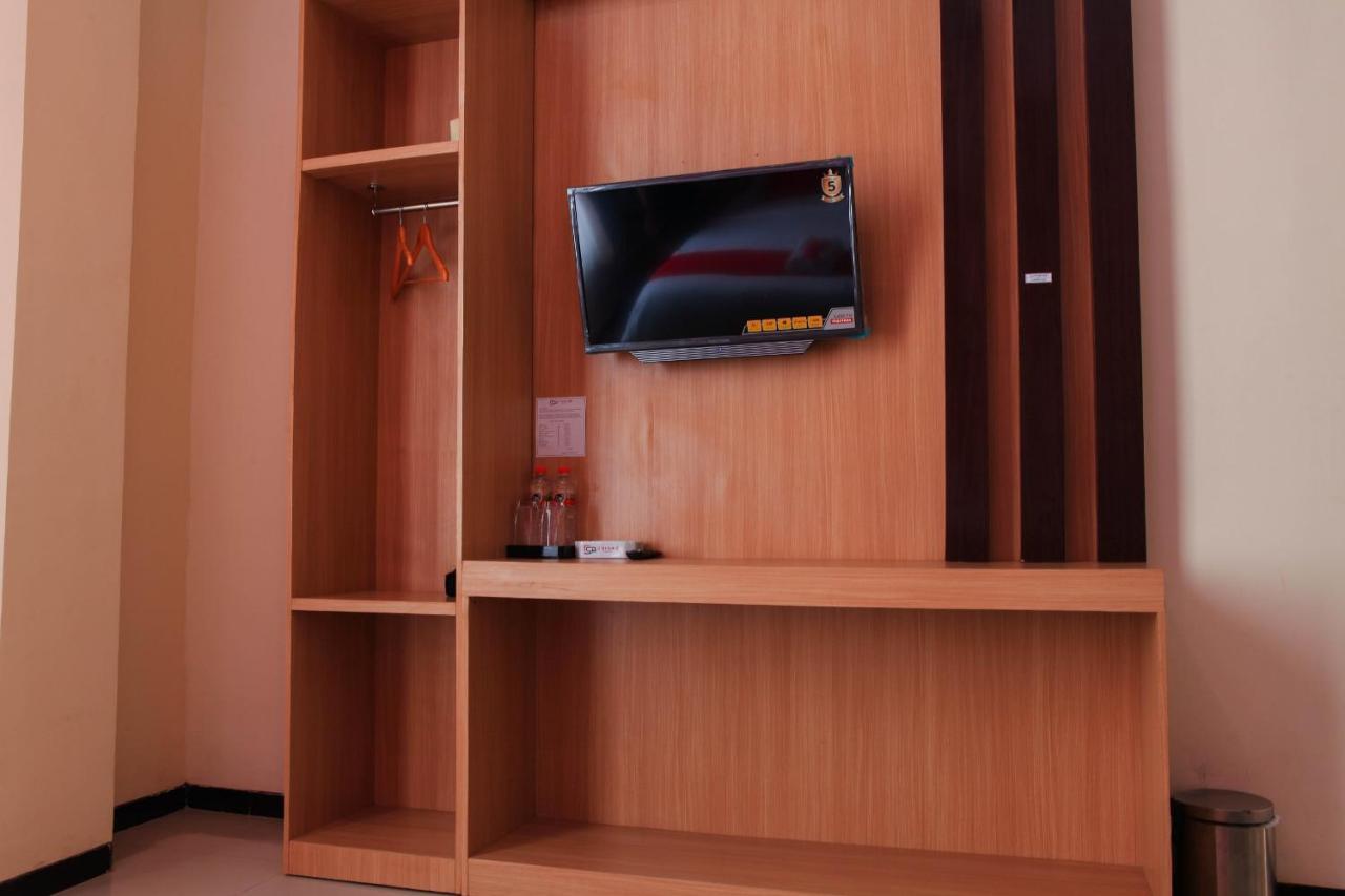 D'Shario Hotel Kepanjen Malang Exteriör bild
